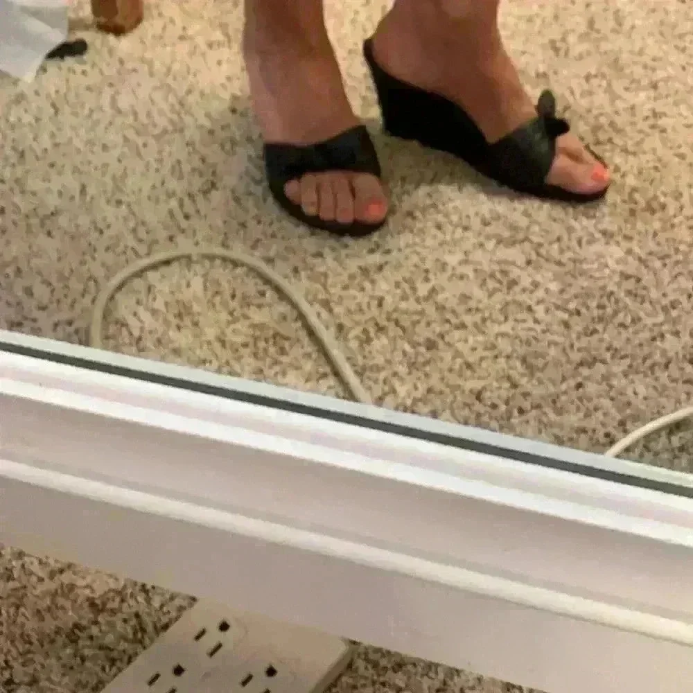 Bandolino Leather Bow Wedges